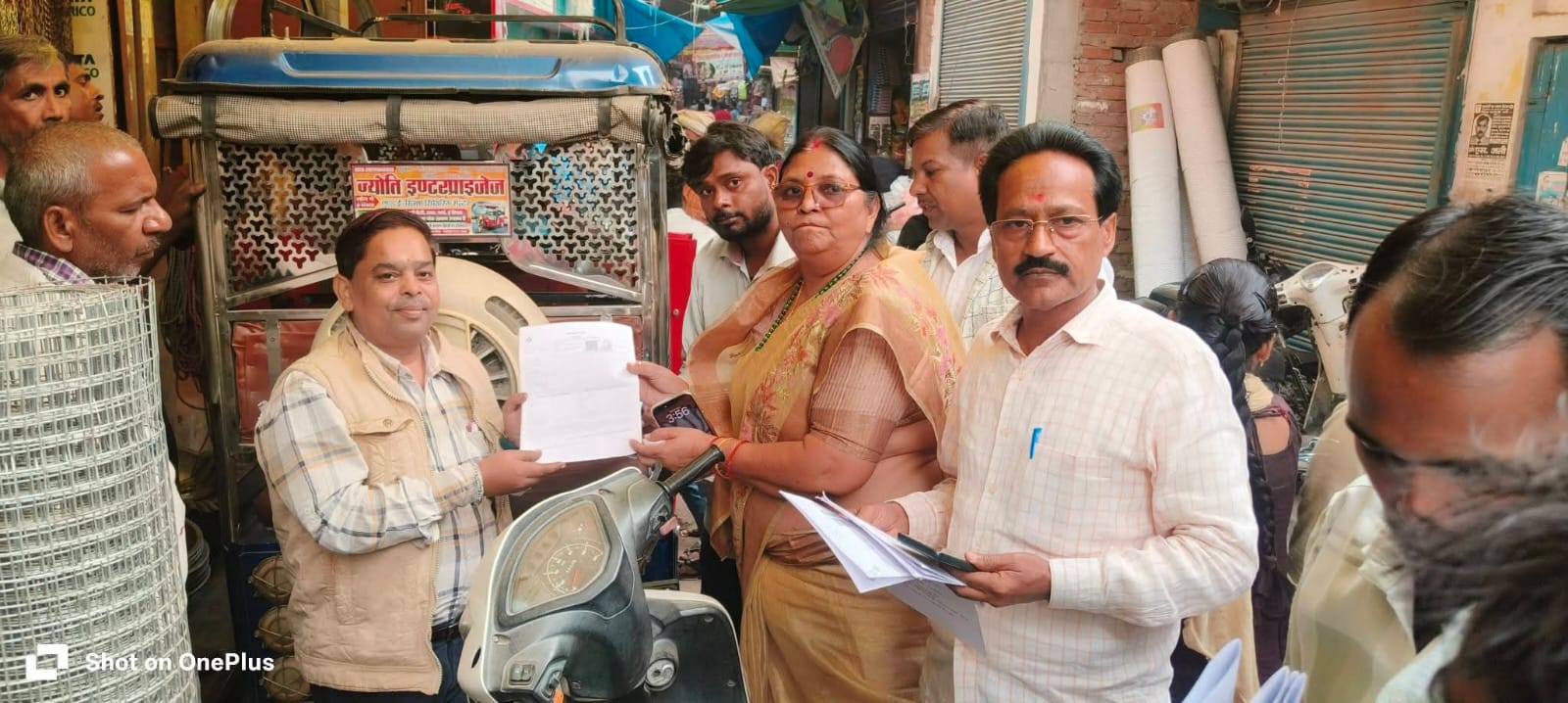 खागा के बूथ संख्या 36 लोहाई बाज़ार में मतदाता पुनरीक्षण अभियान का निरीक्षण